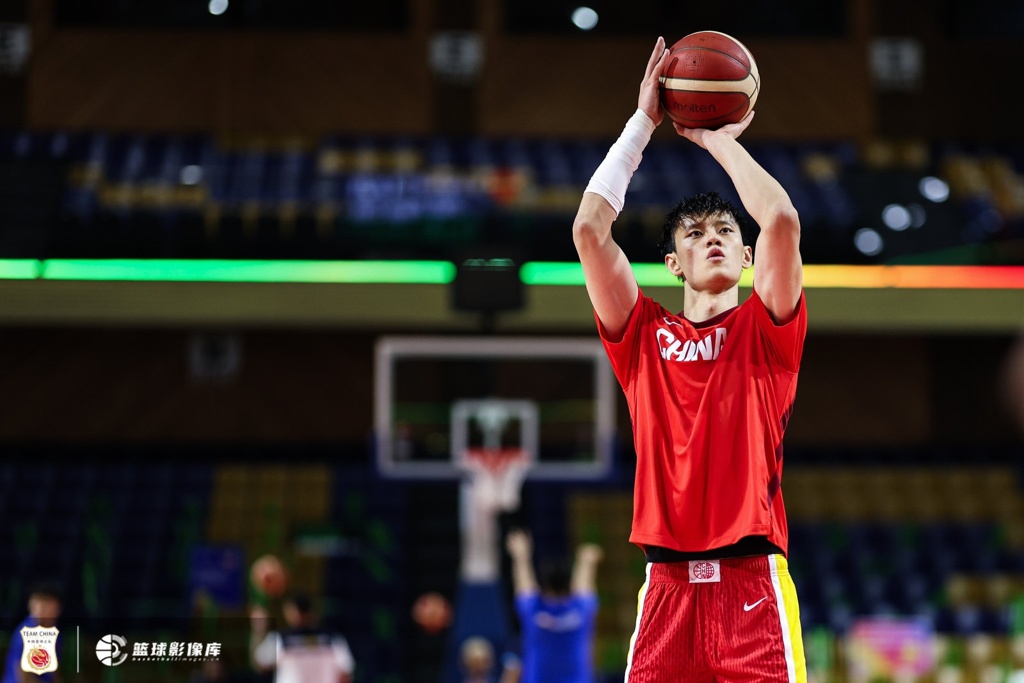 曾凡博的投篮技术在逐步提高 他期待中国赛在家乡父老前一展身手
